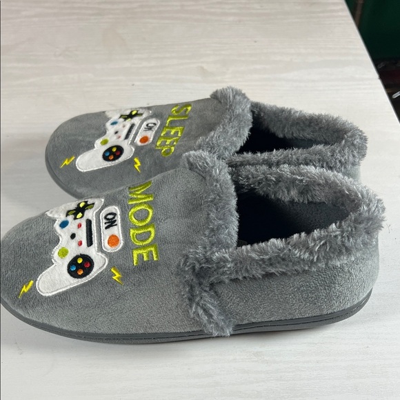 Wonder Nation Gray Kids Slippers with Embroidery - Picture 3 of 4